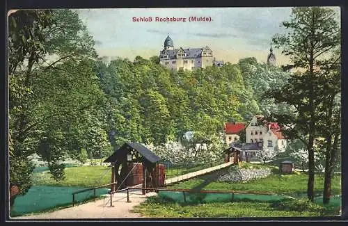 AK Rochsburg /Mulde, Schloss Rochsburg, überdachte Holzbrücke, Häuser am Fluss