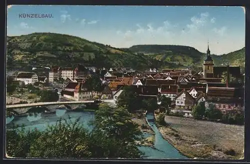 AK Künzelsau, Stadtansicht mit Fluss, Brücke und Kirche