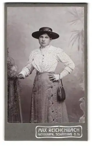 Fotografie Max Reichenbach, Schärding, Bahnhofstrasse 183, Dame im eleganten Hut mit Tasche