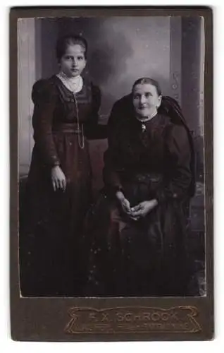Fotografie F.X. Schröck, Laufen, Bezirksamtsgasse, Mädchen und Frau in einem Stuhl