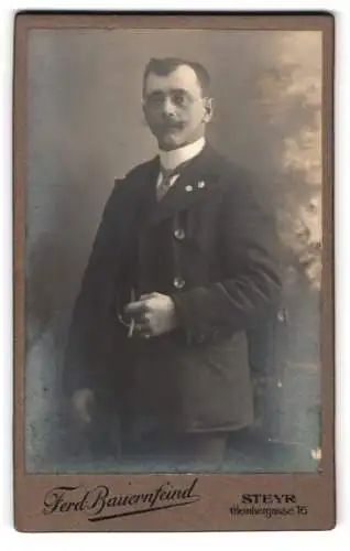 Fotografie Ferd. Bauernfeind, Steyr, Gleinkergasse 16, Eleganter Herr mit Schnurrbart