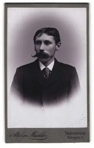 Fotografie Atelier Miehler, Traunstein, Königstr. 4, Porträt eines Mannes mit Schnurrbart