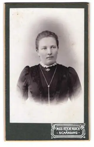 Fotografie Max Reichenbach, Schärding, Bahnhofstr. 183, Porträt einer Dame in eleganter Kleidung