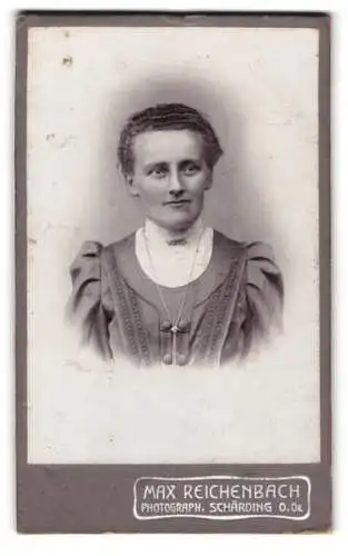 Fotografie Max Reichenbach, Schärding, Bahnhofstrasse 183, Porträt einer Frau mit elegantem Kleid