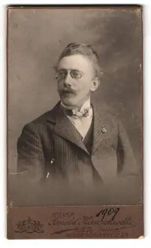 Fotografie Arnold Hirnschrodt, Ried, Porträt eines eleganten Herrn