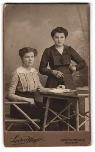 Fotografie Ludwig Mayer, Grieskirchen, Zwei Frauen an einem Tisch