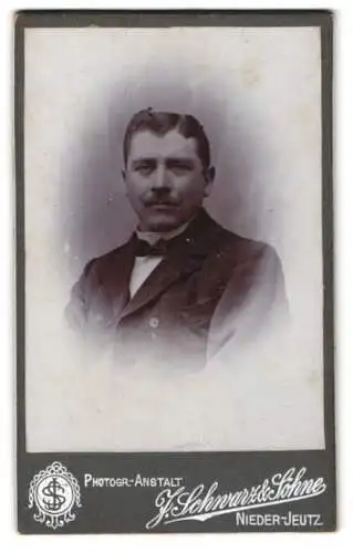 Fotografie J. Schwarz & Söhne, Nieder-Jeutz, Porträt eines Mannes in Anzug