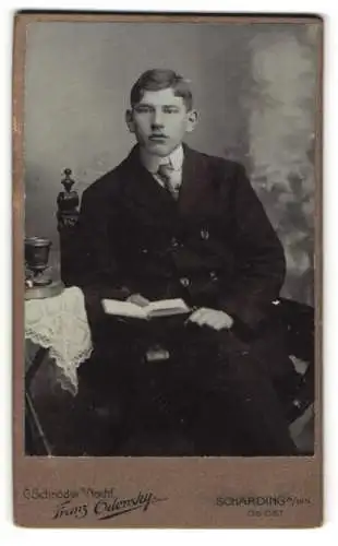 Fotografie Franz Odersky, Schärding am Inn, Junge mit Buch