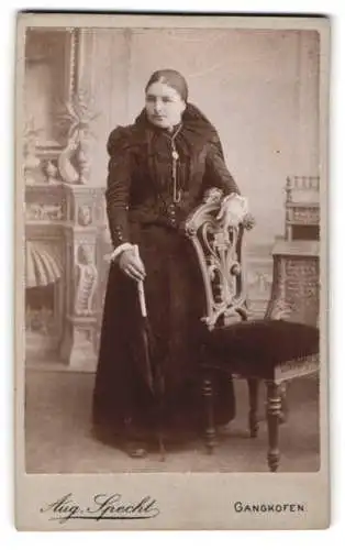 Fotografie Aug. Specht, Gangkofen, Elegante Dame mit Spazierstock