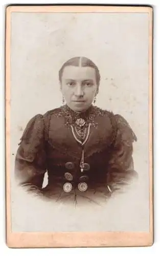 Fotografie W. Mikan, Wien, Portrait einer Frau im aufwendigen Kleid