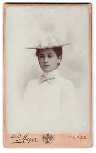 Fotografie Ferd Mayer, Graz, Halbärthgasse 14, Junge Dame mit elegantem Hut