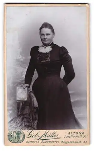 Fotografie Gebr. Müller, Altona, Schulterblatt 55, Dame im eleganten Kleid