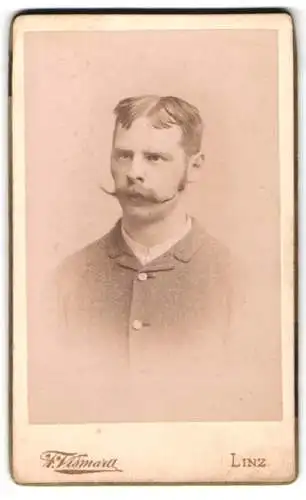 Fotografie F. Vismara, Linz, Altstadt 17, Porträt eines Mannes mit Schnurrbart