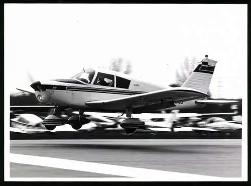 Fotografie Flugzeug Piper einmotoriger Niederdecker
