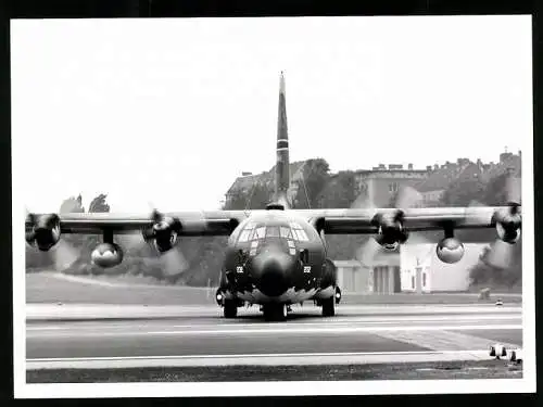 Fotografie Ansicht Berlin-Tempelhof, Flugzeug Lockheed C-130 Hercules kurz nach der Landung