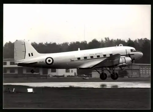Fotografie Flugzeug Douglas C-47 der RAF, Kennung ZD215