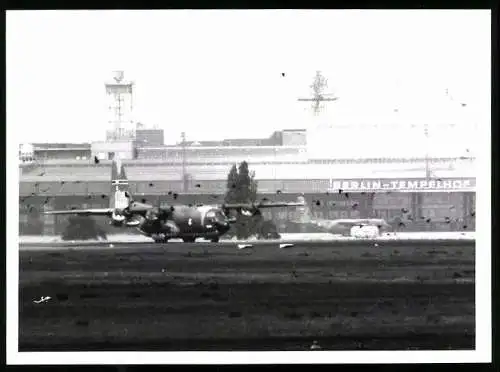 Fotografie Flughafen Berlin-Tempelhof, Flugzeug Lockheed C-130 Hercules vor einem Schwarm aufgescheuchter Vögel