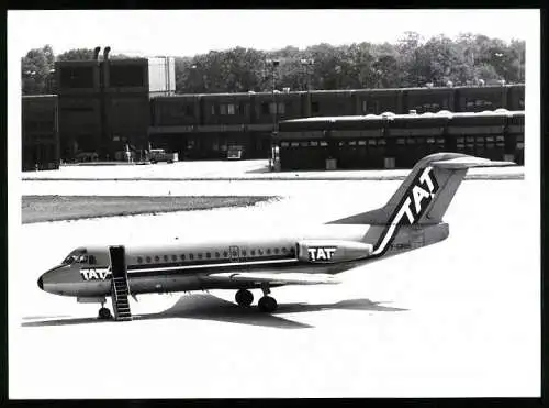 Fotografie Flughafen Berlin-Tegel, Flugzeug Fokker F-28 der TAT F-GBBS