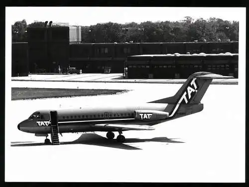 Fotografie Flughafen Berlin-Tegel, Flugzeug Fokker F-28 der TAT F-GBBS