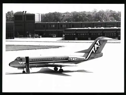 Fotografie Ansicht Berlin-Tegel, Flugzeug Fokker F-28 der TAT F-GBBS auf dem Flughafen Vorfeld