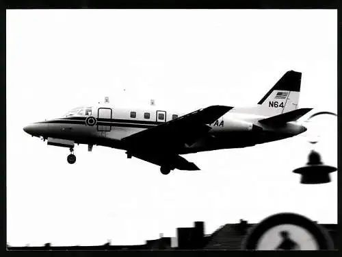Fotografie Flugzeug North American NA-265-80 Sabreliner der FAA im Anflug auf Berlin-Tempelhof