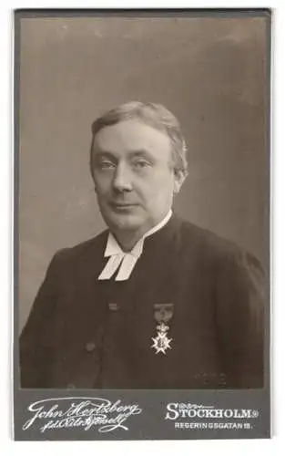 Fotografie John Hertzberg, Stockholm, Regeringsgatan 18, Porträt des Pastors Blumberg mit Wasaorden