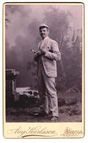 Fotografie Aug. Karlsson, Arboga, Eleganter junger Student Harald im Anzug mit Alkoholflaschen unterm Arm, 1893