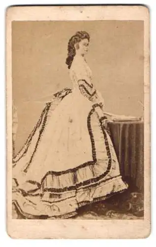 Fotografie unbekannter Fotograf und Ort, Kaiserin Elisabeth von Österreich Sissi im Reifrockkleid
