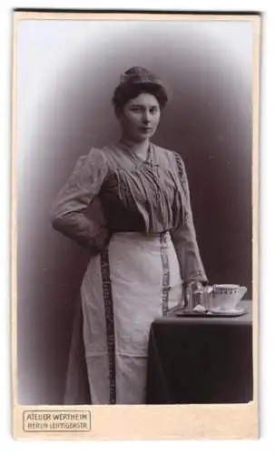 Fotografie Atelier Wertheim, Berlin, Leipzigerstrasse, Kellnerin mit Schürze Aschinger`s Bierquelle Aufschrift