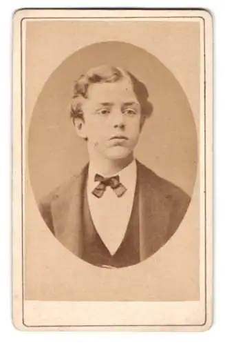 Fotografie unbekannter Fotograf und Ort, Porträt Gustav Adolf Erbprinz von Schweden als Knabe