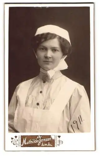 Fotografie Mathilda Janson, Åmål, Porträt einer jungen Krankenschwester in Uniform