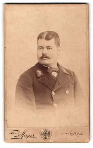 Fotografie Ferd. Mayer, Graz, Halbärthgasse 14, Porträt eines Postbeamten in Dienstuniform
