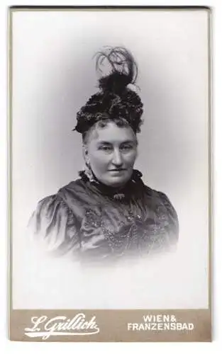 Fotografie L. Grillich, Franzensbad, Porträt einer Dame mit opulentem Hut samt Feder