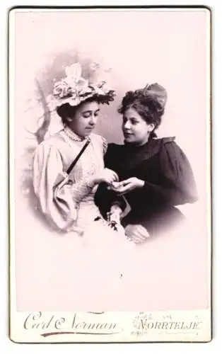 Fotografie Carl Norman, Norrtelje, Zwei Damen in Sommerkleidern in ein Gespräch vertieft
