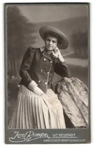 Fotografie Josef Pompe, Wr. Neustadt, Bahngasse 27, Elegante Dame Hilda im Sommerkleid mit Hut, Lederhandschuhe
