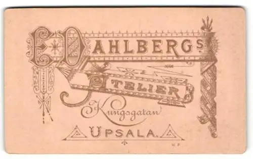 Fotografie E. Dahlberg, Upsala, Kungsgatan, Anschrift des Atelier in verschiedenen Schriftarten
