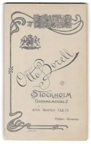 Fotografie Otto Borell, Stockholm, Östermalmstorg 2, Anschrift des Atelier & floraler Jugendstil Verzierung, klg. Wappen