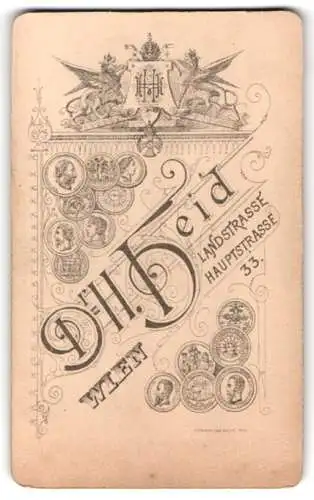 Fotografie Dr. H. Heid, Wien, Landstrasse Hauptstrasse 33, kgl. Wappen mit Monogramm des Fotografen