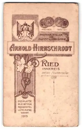 Fotografie Arnold Hirnschrodt, Ried / Innkreis, neben Haumerkeller, Wappen mit Monogramm des Fotografen über Anschrift