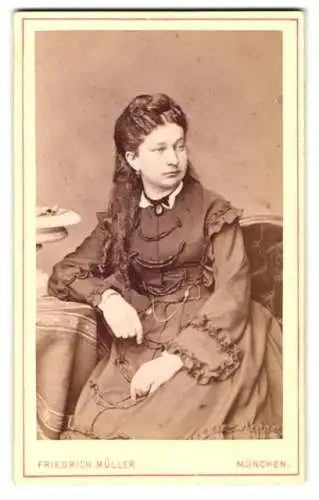 Fotografie Friedrich Müller, München, Kaufingerstrasse 21, junge Frau mit langen offen Haaren im dunklen Kleid