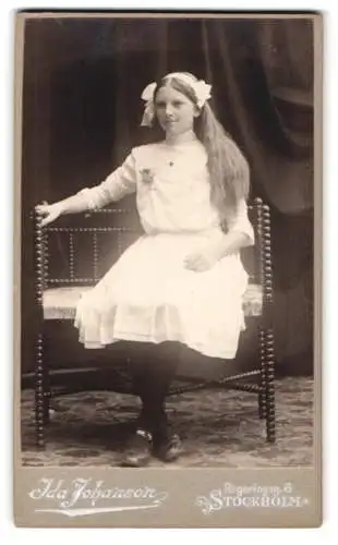 Fotografie Ida Johanson, Stockholm, Regeringsg. 6, Porträt eines jungen Mädchens mit langen blonden Haaren, Haarschleife