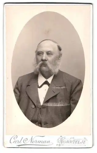 Fotografie Carl Norman, Norrtelje, Herr mit prächtigen Koteletten und Schnauzbart