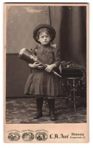 Fotografie L. K. Jue, Dessau, Leopoldstrasse 27, Kind mit Schultüte zur Einschulung