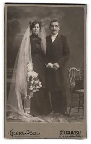 Fotografie Georg Pöltl, Miesbach, Rathausstrasse, Hochzeitspaar im eleganten Gewand