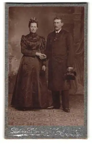 Fotografie Ludwig Schrädler & Sohn, Füssen, Augsburgerstr. 276, Porträt eines würdevollen Paares zur Hochzeit