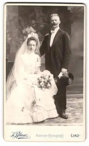 Fotografie Karl Pflanz, Linz, Graben 30, Hochzeitspaar mit Blumenstrauss, 1902
