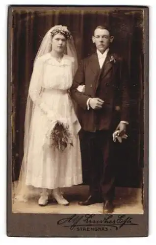 Fotografie Alf Lindhes Eftr., Strängnäs, Storgatan 25, Hochzeitspaar im Brautkleid und im Anzug