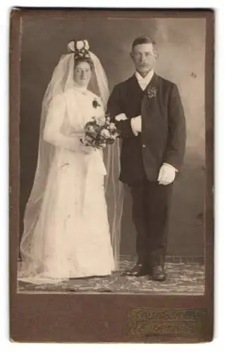 Fotografie Calla Sündbeck, Gränna, schwedisches Hochzeitsporträt im Brautkleid mit Brautstrauss