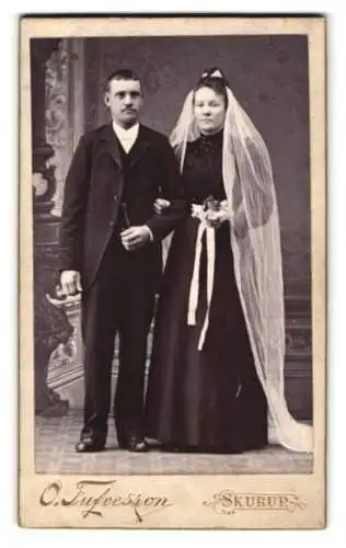 Fotografie O. Tufvesson, Skurup, Elegantes Hochzeitspaar in feierlicher Pose