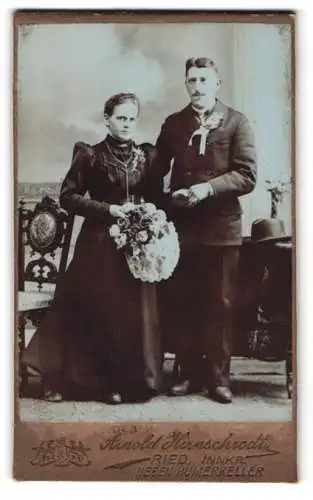 Fotografie Arnold Hirnschrodt, Ried im Innkreis, Hochzeitspaar im schwarzen Brautkleid mit Blumenstrauss